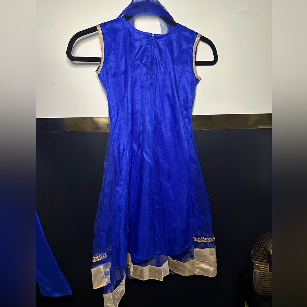Girls Traditional Indian pant style outfit with tunic and sash - Picture 11 of 12